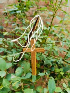 Collier pendentif croix en bois clair fait main avec cordon, bijou chrétien naturel élégant pour le quotidien et cadeau de Noël - Product Image 6