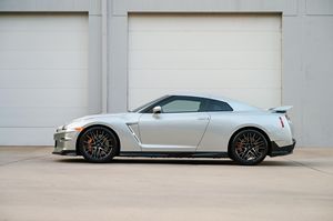 Nissan GT-R Premium 2024, V8 Twin-Turbo, Super Silver Quadcoat, SUV, Asientos de Cuero, Euro VI, 5 Bolsas de Aire - Product Image 4