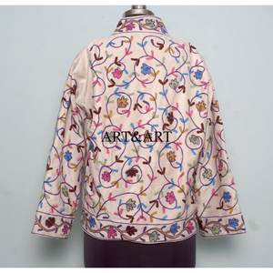 Veste longue personnalisée pour femmes en velours et coton écologique, à séchage rapide, matelassée, brodée à la main, motif floral indien Suzani, de haute qualité - Product Image 5