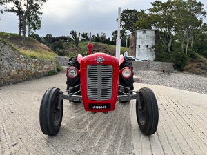 รถแทรกเตอร์วินเทจสีแดง Massey Fergusson 35 ขับเคลื่อน 4 ล้อ รถแทรกเตอร์คลาสสิกสำหรับงานเกษตรกรรม - Product Image 3