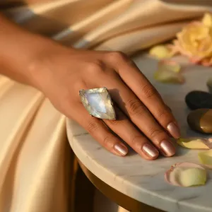 Bague de cocktail en pierre de lune argentée, sertie clos, pierre naturelle, style bohème, bijoux unisexe, cadeau pierre de naissance de juin, provenance du Rajasthan - Product Image 3