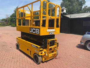 รถกระเช้าไฮดรอลิก JCB แบบขับเคลื่อนด้วยตัวเอง พร้อมล้อลากแบบพ่วง  พร้อมใบรับรองมาตรฐาน CE ประเภทลิฟท์ยกตัวเองแบบแท่นยก - Product Image 1