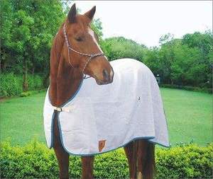 Manta impermeable para caballo White Horse Rug con gran solapa para la cola y 2 correas para las patas, tela Oxford, para uso en exteriores en todas las estaciones. - Product Image 2