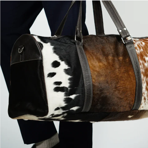 Sac en cuir de vachette véritable tricolore Luxury Weekender Duffel Bag Long Hair-On-Leather in Brown Black White-Unique Durable Duffel Bags - Product Image 5