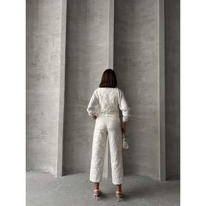 Chalecos y Chaquetas Bordadas al por Mayor para Mujer - Product Image 1