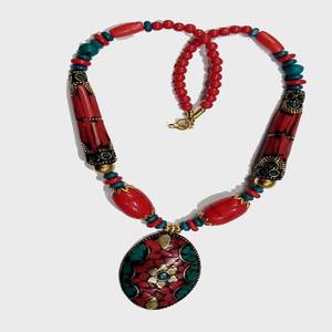 Collares de cuentas de resina de trabajo de mosaico de diseño de ropa de fiesta para mujeres Uso de regalos disponible para exportación a partir de 2017. - Product Image 1