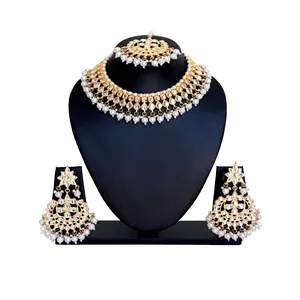 Bijoux indiens traditionnels - Élégant ensemble de collier choker Kundan avec perles blanches, chaînes dorées, pierres en diamant et moissanite pour les mariages - Product Image 1