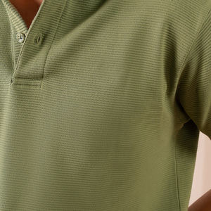 Polos à logo personnalisé de qualité pour hommes OEM Direct 100% coton à manches courtes anti-rides respirant et élégant à porter au quotidien - Product Image 4