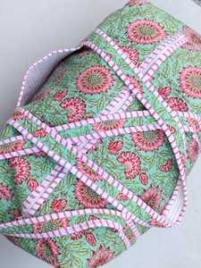 Hermosa Bolsa de Viaje Bohemia, Bolso de Mano Acolchado Hecho a Mano, Mochila de Viaje Grande con Marco Externo, Patrón de Mandala, Cierre de Cremallera - Product Image 5