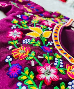 Surat plus belle Phantom soie broderie travail Blouse indien dames prêt à porter bas prix en gros géométrique ApparelGarment - Product Image 5