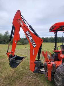 Cargador de Tractor Industrial Kubota M62 de Alto Rendimiento |   Tractor retroexcavador Kubota M62 4x4 con transmisión HST Plus 4WD en venta - Product Image 4