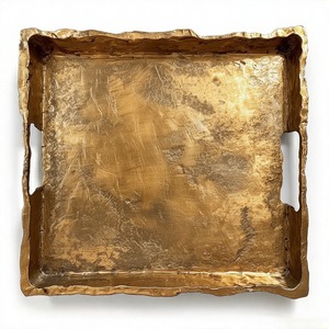 Plateau rectangulaire Heritage Crest en aluminium moulé brut avec bords souples Poignées élégantes et attrait royal pour les maisons modernes - Product Image 5