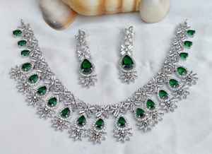 ชุดสร้อยคอและต่างหูดีไซน์หรูหราสีเงินประดับเพชรซิร์คอนระยิบระยับสำหรับงานแต่งงานและงานหมั้นของผู้หญิง ทำจากทองเหลือง - Product Image 4