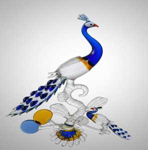 Figurine de paon en verre artisanal, design Art Déco, bleu, blanc, jaune, décor coloré, ornement de table pour salon - Product Image 1