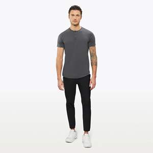 เสื้อ Henley เนยนุ่ม62% โพลีเอสเตอร์, ผ้าฝ้าย33%, สแปนเด็กซ์5% พอดีลายเซ็นโค้งชายเสื้อกราไฟท์ - Product Image 1