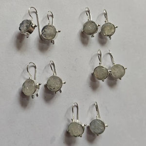 Impresionante pendiente de cara hecho a mano plata de ley blanco Arco Iris piedra lunar 10mm Luna Llena Forma de cara bisel ajuste joyería - Product Image 1