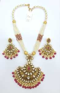 Magnifique collier pendentif Kundan serti de pierres vertes et de boucles d'oreilles pour femme idéal pour une tenue traditionnelle et festive - Product Image 5