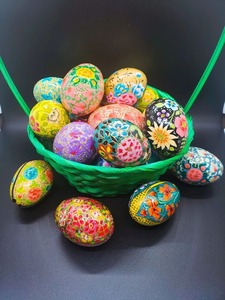 Oeufs de Pâques en papier mâché Kashmiri peints à la main exquis Une touche de charme artistique pour vos célébrations - Product Image 5