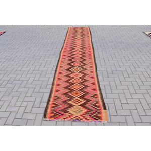 Alfombra Kilim Vintage en rojo marrón 2,8X13,5 pies alfombra de yute de tejido plano con patrón de retazos para adolescentes modelo de pasillo rectangular - Product Image 1