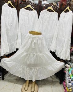 กระโปรงทรงเอสีขาวเรียบง่ายสำหรับผู้หญิง แต่งระบายชั้นๆ เอวยางยืด ประดับพู่ปัก ให้ความรู้สึกสบาย - Product Image 2