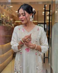 Salwar Kameez indien traditionnel élégant pour femmes, imprimé, brodé, en satin, avec dentelle, doublure complète, pierres, vêtement de fête, séchage rapide, tout - Product Image 2