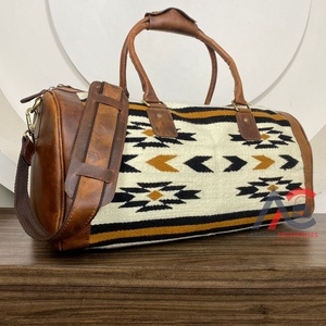 2025 accessoires de voyage sacs de voyage en plein air couverture de selle personnalisée sac de sport de sport pour femmes en cuir véritable polochon sacs de nuit - Product Image 1