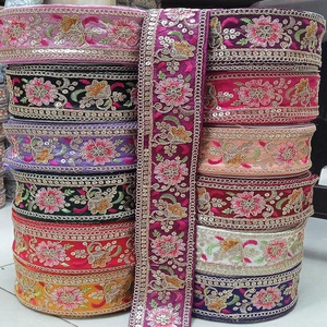 Ruban de dentelle brodé au look vintage sur mesure pour la couture et les accessoires. Idéal pour les robes saris et l'artisanat. - Product Image 1