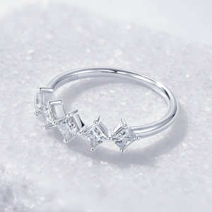 Anillo de Compromiso de Media Eternidad Cuadrado de Plata 925 con Moissanita de Corte Princesa de 3.5mm y 0.29ct, Color D, Claridad VVS1, con 5 Piedras para Mujer - Product Image 6