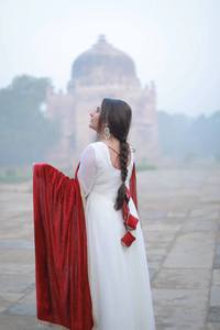 Elegante traje blanco Anarkali con terciopelo Dupatta, elegante Ropa Étnica para bodas, fiestas y celebraciones festivas - Product Image 2