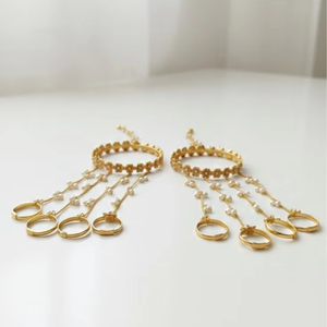 Ensemble de bijoux vintage pakistanais Polki avec des motifs dorés complexes, Maang Tikka rond, boucles d'oreilles Chandbali surdimensionnées et perles festonnées - Product Image 3