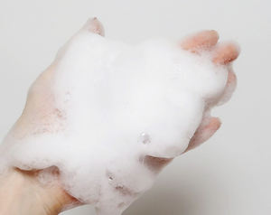 Limpieza total de la cabeza a los pies con un potente champú y gel de ducha todo en uno para hombres, que hidrata y humecta. - Product Image 3