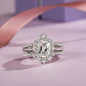 Ensemble de bagues Jeulia en rhodium plaqué avec diamants effet glace pilée et trois pierres, embellisseur de cluster - Product Image 5