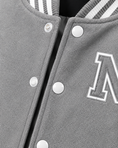 Veste de sport SINEWY grise et blanche, style universitaire, broderie NY, style preppy, unisexe, coupe régulière, col rabattu, respirante - Product Image 6