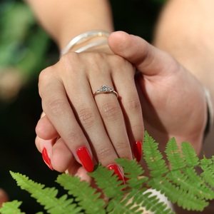 Anillo de compromiso de moissanita de corte ovalado de 8x6mm con piedras laterales de pera | Joyería nupcial clásica de tres piedras - Product Image 5