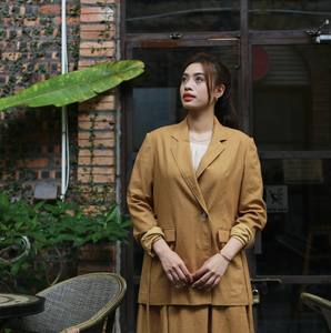 Elegante chaqueta de ramio tejido crudo para mujer con forro de algodón Ecológico Detalle de corbata Cierre de botón Diseño de doble botonadura atemporal - Product Image 1