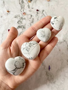 หินฮาวไลท์คริสตัลรูปหัวใจสีขาวขัดเงาตามธรรมชาติสำหรับการรักษาแบบเรกิและพลังงานจักระมีจำหน่ายในราคาส่งออก - Product Image 5