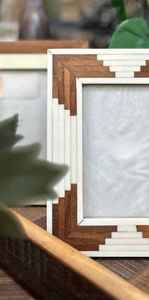 Cadre photo en bois incrusté d'os décoratif fait à la main Design indien floral de luxe pour la décoration de la maison moderne en gros - Product Image 2