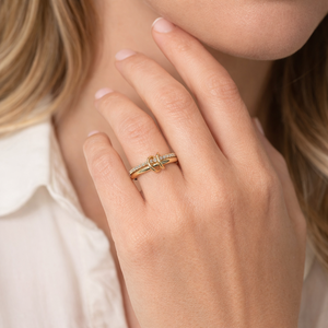 Anillo de boda de eternidad de oro macizo de 14K personalizado con 2 anillos entrelazados, anillo giratorio con conector de diamante bicolor y diamante cultivado en laboratorio - Product Image 2