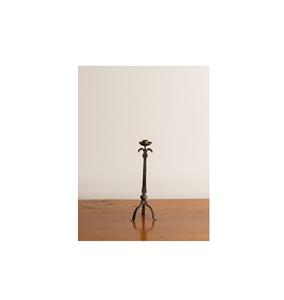 Candélabre classique en métal finition antique pour bougies utilisées dans un décor de table de fête ou un décor élégant - Product Image 1