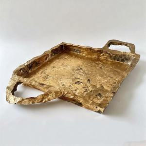 Bandeja de aluminio GildedGrace con textura martillada, acabado brillante, bordes suaves y encanto minimalista para espacios de comedor de lujo - Product Image 4