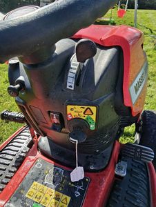 Muy alto valor Massey Ferguson paseo en tractor cortacésped - Product Image 4