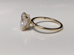 Anillo de Compromiso Lurba Jewels Vintage, Chapado en Oro de 14K, Certificado, Corte Ovalado, Halo Oculto, Moissanita, Plata de Ley 925 - Product Image 5