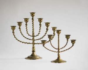 เชิงเทียนโลหะโบราณสำหรับพิธีคริสตจักรที่มีการออกแบบแบบดั้งเดิมและรายละเอียดงานฝีมือสำหรับกิจกรรมทางศาสนา - Product Image 4