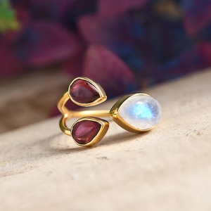 Bague en pierre de lune et grenat rouge artisanale très demandée pour un alignement énergétique ou l'amour et l'intuition disponibles au meilleur prix - Product Image 2