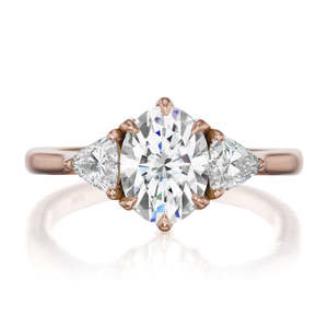 Bague de fiançailles en or rose massif 14 carats avec diamant ovale de laboratoire certifié IGI de 1,50 carat, sertie de trois pierres latérales en taille triligne - Product Image 1