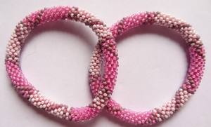 Bracelets avec perles rouges et roses - Product Image 3