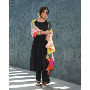 Ensemble de costume Punjabi Gotta Patti pour femme Emily en rayonne, couleurs contrastées, avec dupatta multicolore, parfait pour toutes les occasions - Product Image 4