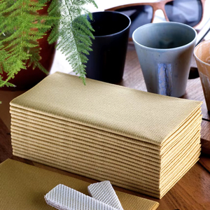 Serviettes de table jetables en papier Airlaid doré, aspect lin, biodégradables, douces, design en accordéon, qualité alimentaire, en carton, pour fête - Product Image 1