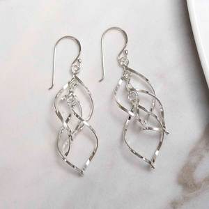 Pendientes de plata de ley de triple giro Diseño elegante y contemporáneo - Product Image 4