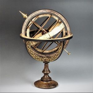 Armillary ทองเหลืองที่ได้รับแรงบันดาลใจจากมรดกทางทะเลที่มีทรงกลมวงแหวนและเข็มทิศที่เน้นสำหรับสำนักงานการศึกษาหรือบ้านชายฝั่งทะเล - Product Image 1